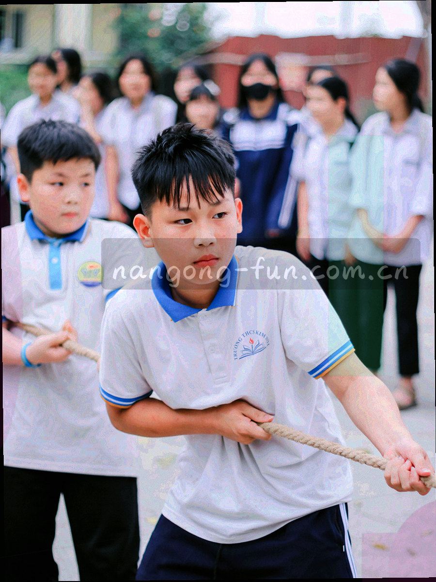逆光球场上的运动员剪影，无面部特征与队服标识